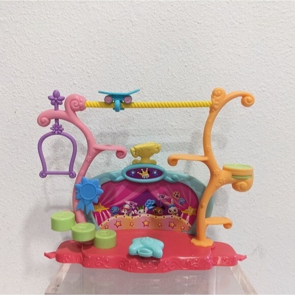Littlest Pet Shop Hasbro Tricks Talent Show Stage - Picture 1 of 9